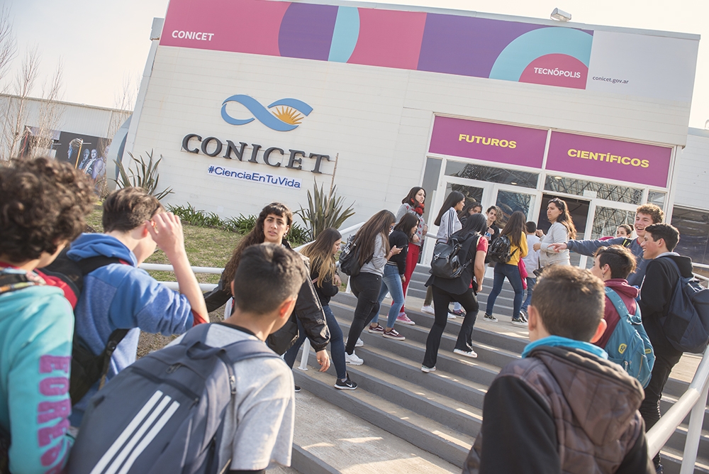 Con el cierre del CONICET se repetiría la historia de la repatriación de científicos y la fuga de cerebros