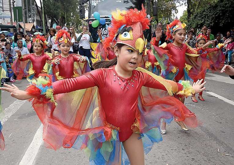 Desfile y carnaval: corsos infantiles de las colonias de vacaciones municipales