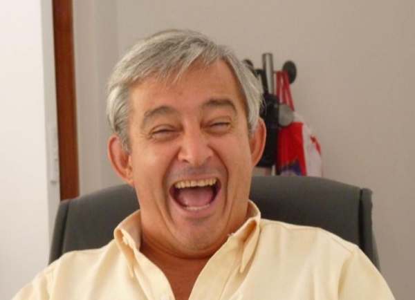 Martín Grande golpea bajo y le sale mal