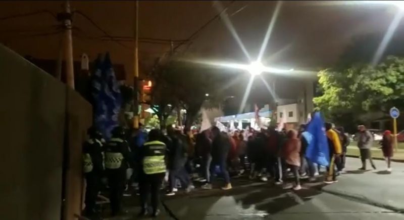 Dirigentes sociales señalaron a Pulleiro como el que autorizó el paso para saludar a Fernández