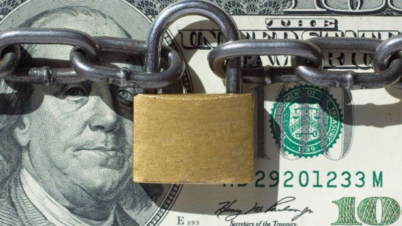 El dólar oficial cae un peso y se vende a $64 tras la imposición del nuevo cepo