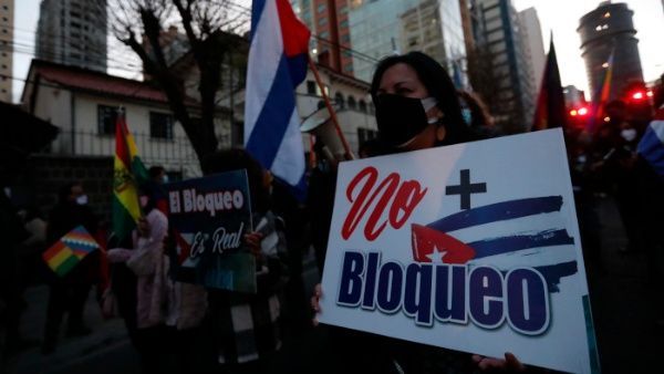 Artistas e intelectuales piden a Biden finalizar bloqueo a Cuba