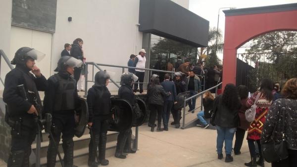 Con carreros al grito de mentiroso, una comerciante atada e infantería, Sáenz inauguró el Teatro Municipal