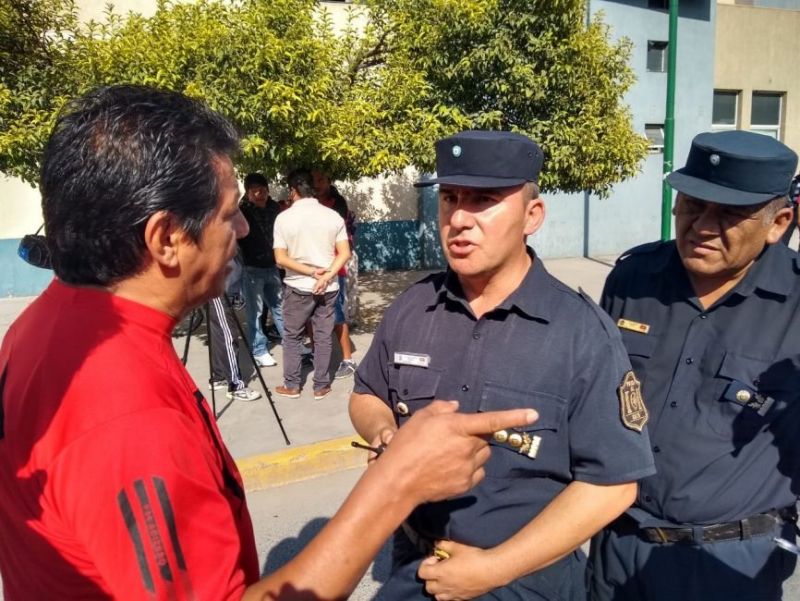 A las piñas, remiseros y taxistas se enfrentaron en la Terminal