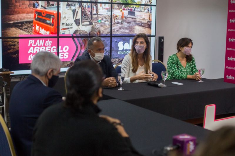 Presentaron el plan de bacheo de mil cuadras de barrios y área centro de la ciudad