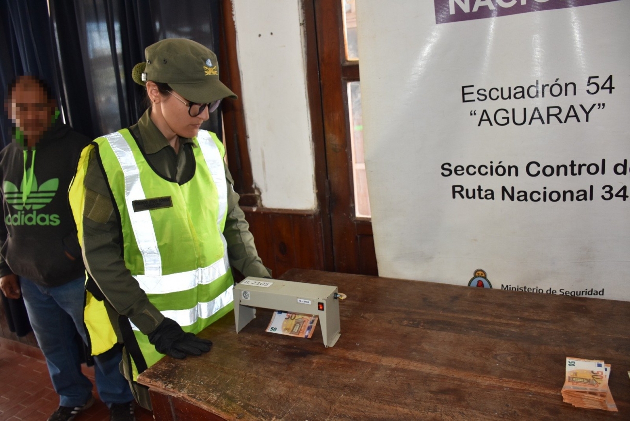 Gendarmes controlan un vehículo y hallan 20.000 Euros en su interior