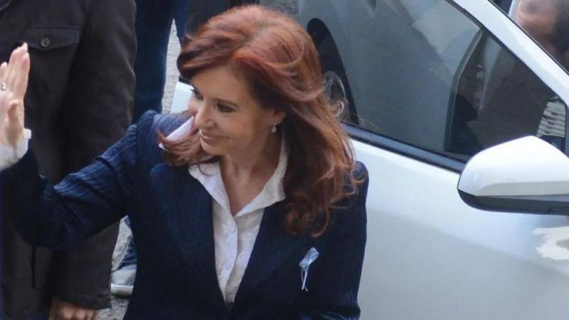 CFK llegó espléndida a Tribunales y un gran número de militantes la acompaña