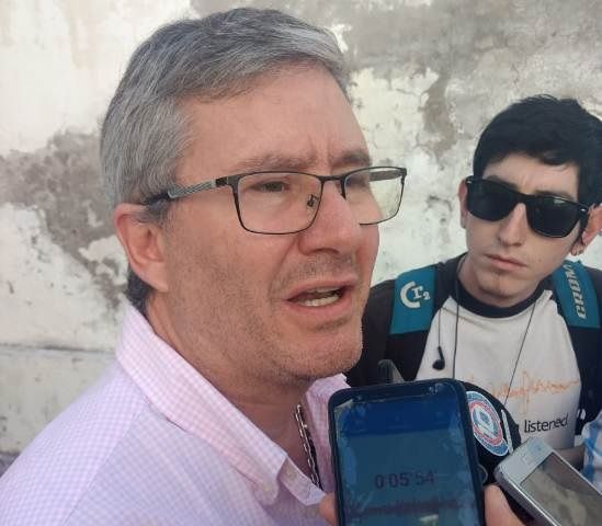 Amat acusó a diputados de sólo aparecer en los medios para dar una “noticia espectacular” pero no van por la legislatura, ni a sus departamentos