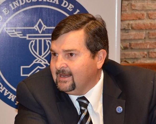 Mientras las medidas macristas tiran abajo a la industria y al comercio, en Salta culpan a los vendedores ambulantes