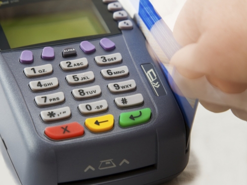 El gobierno eliminó el reintegro del 5% en las compras con tarjetas de débito