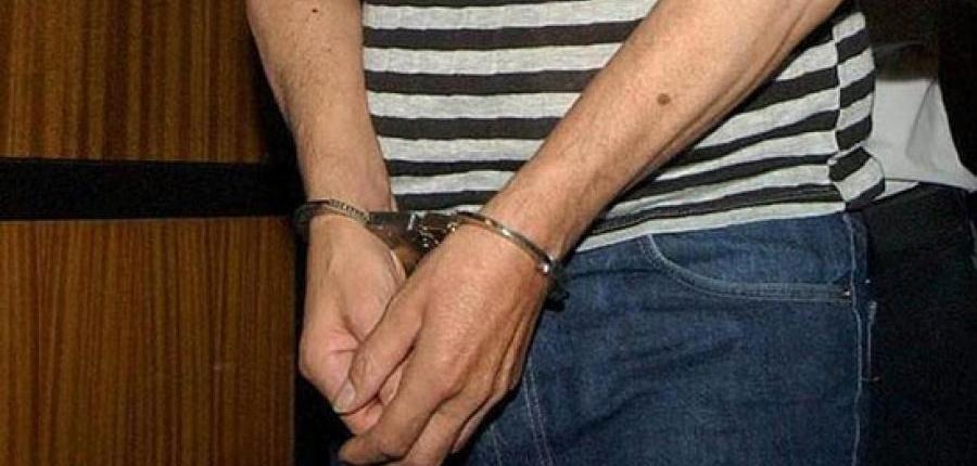 Adujo que iba a cortar el pasto, le robó a una niña y una vecina lo detuvo con un palazo