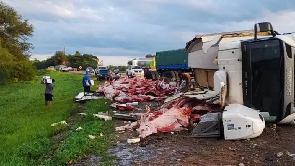 Un camión frigorífico volcó en Salta y lo saquearon: "Se llevaron hasta la última achura"