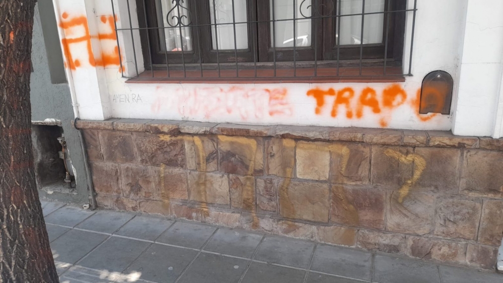 Pintadas antisemitas en Pueyrredón al 100