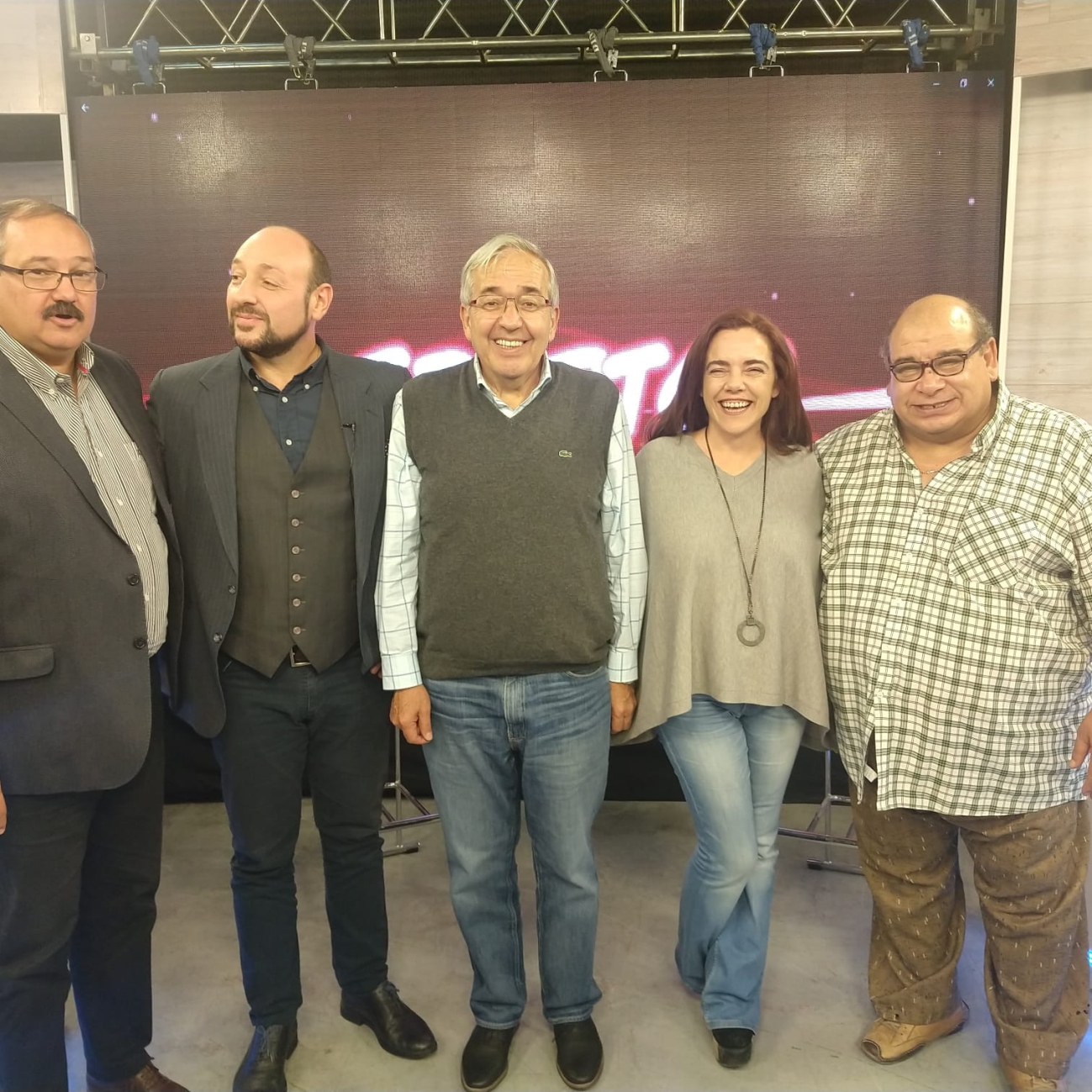 Roly Serrano sufrió un grave accidente automovilístico y continua en terapia intensiva