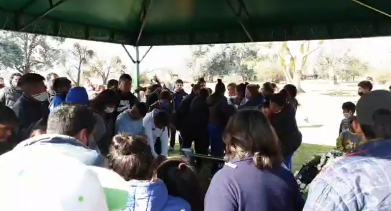 Con fuerte custodia policial familiares y amigos despidieron a Fernando, el niño asesinado en 26 de Marzo