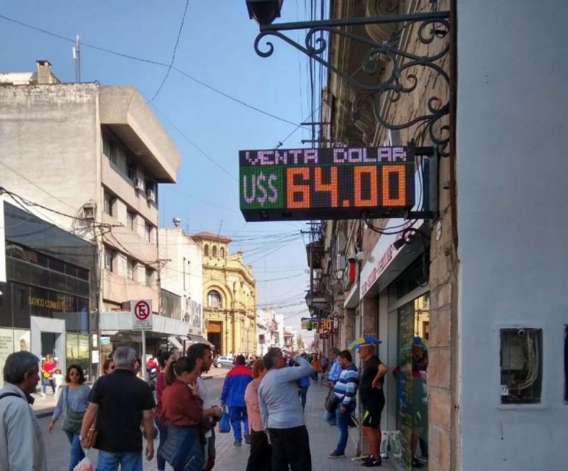 Sin freno: El dólar vuelve a superar los $60 y en Salta ya se vendía a $64