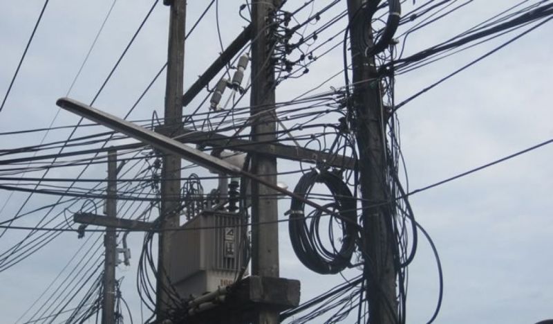 Denuncian que el CD dejó sin efecto la obligatoriedad del soterrado de cableado