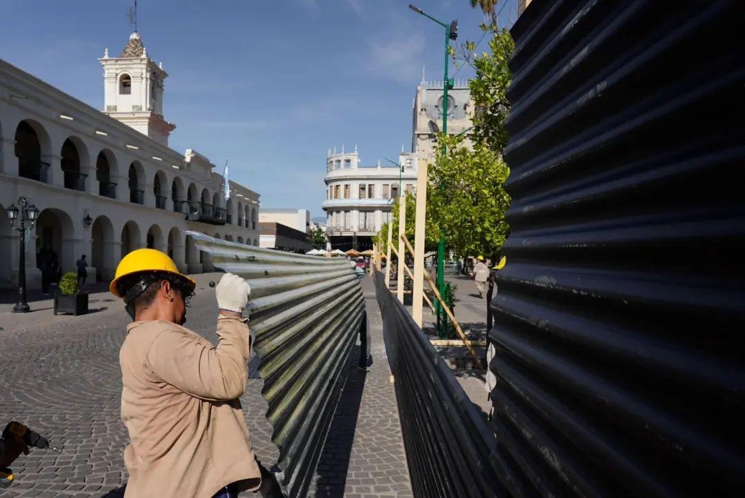 Salim dijo que están vencidos los plazos de obra de la Plaza 9 de Julio