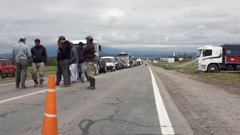 Camioneros continúan con las medidas de fuerza y analizan endurecerlas
