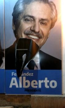 Vandalizan una sede del Frente de Todos y queman carteles de Urtubey