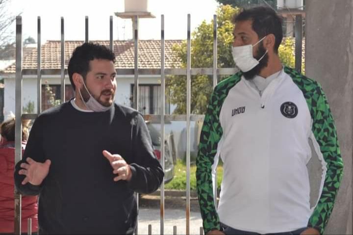 Candidato a concejal hace campaña con electrodomésticos del PAMI