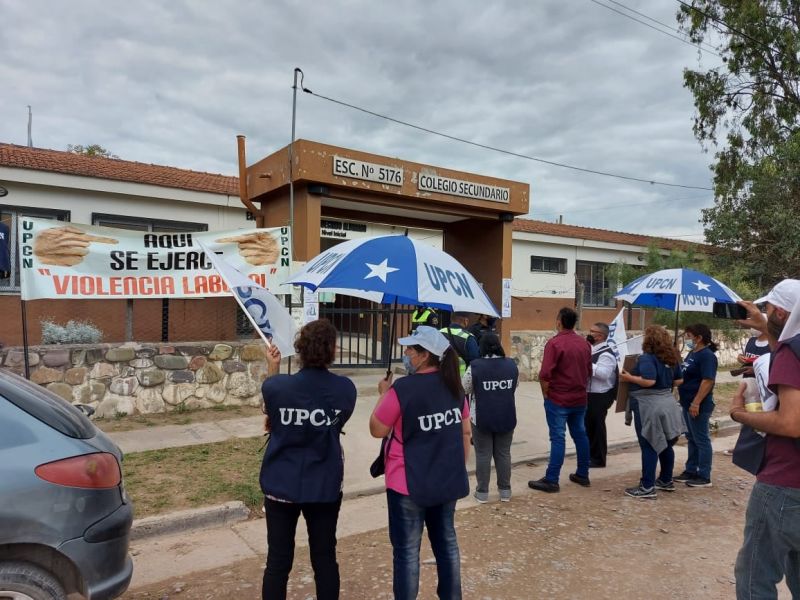 UPCN se manifestó frente a un colegio en contra de la violencia laboral