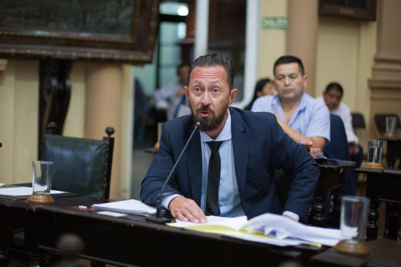 “A todos los legisladores les ofrecieron la vacuna”