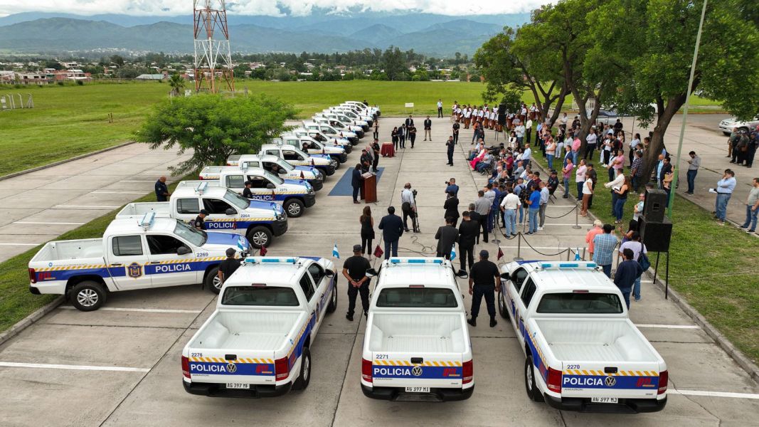 Sáenz entregó 17 camionetas a la Policía