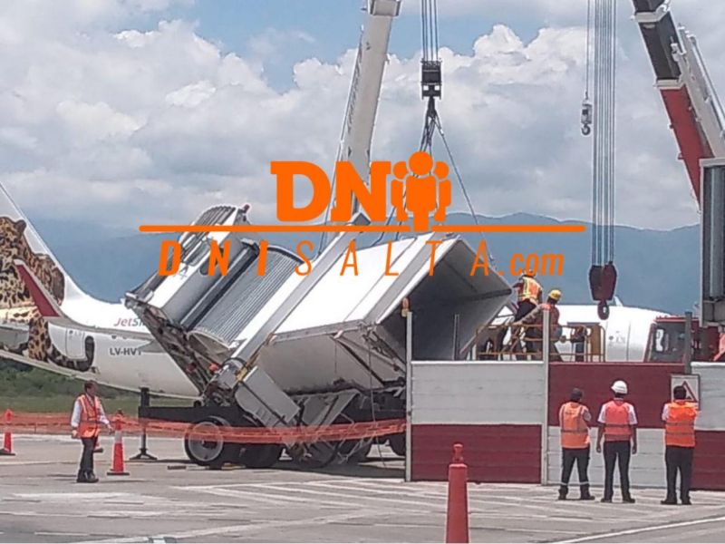 Se derrumbó una manga de embarque del aeropuerto Martín Miguel de Güemes