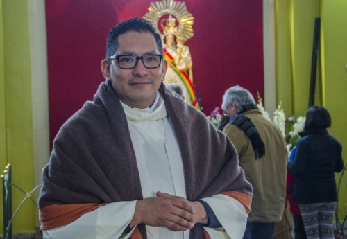 Al sacerdote de la iglesia Del Pilar le gustan "los perfumes caros”