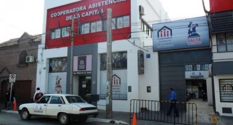 Tercer día de toma en la cooperadora asistencial y los trabajadores siguen sin respuesta