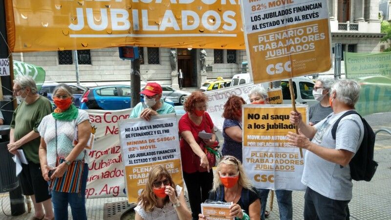 Jubilados se movilizaron hacia el PAMI para reclamar mejoras en la fórmula de movilidad jubilatoria