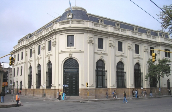 El Banco Nación Salta justificó que no le dio sus dólares a un ahorrista porque no había
