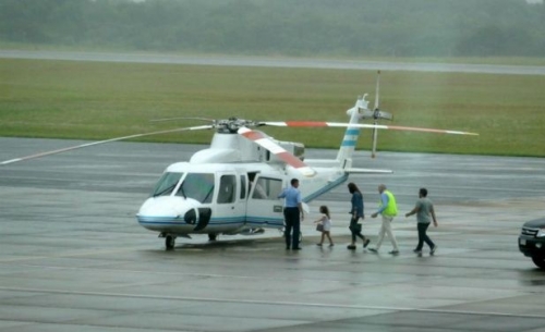 Macri hace buscar a su familia de Punta del Este en un helicóptero oficial y remodela la Rosada por $285 M