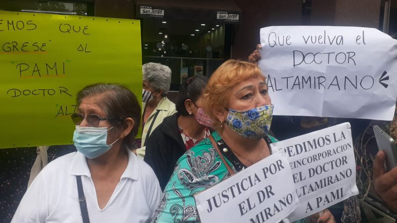 Afiliados del PAMI exigen la reincorporación de un médico clínico
