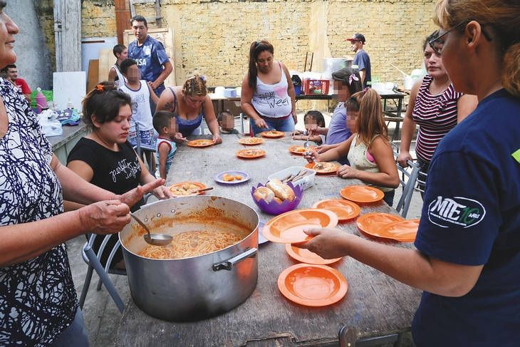“Vemos como aumenta la cantidad de niños que asisten a los comedores y merenderos, ya no son sólo niños sino también los abuelos y el pedido es repetir la taza de leche porque saben que vuelven a la casa y no tienen qué comer”