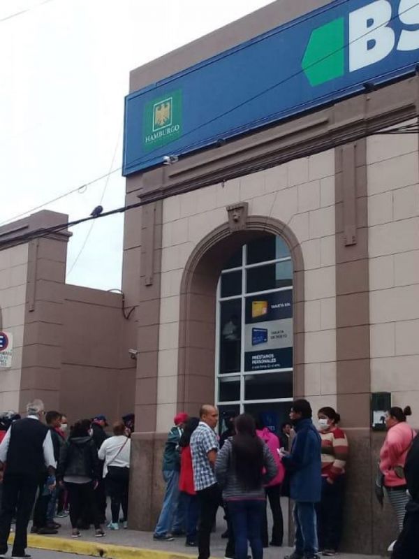 El adelanto de jubilaciones y pago de bono extraordinario provocó largas filas en los cajeros y en el correo