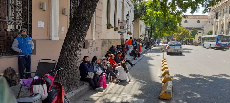 Largas filas por inscripciones en el Instituto de Idiomas
