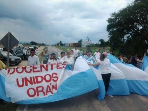 Docentes de Orán apostados en la ruta 50 rechazan el aumento salarial