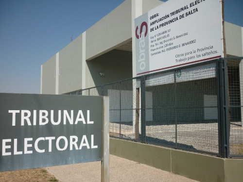Abundan las publicidades políticas en la vía pública pero no hay ninguna denuncia