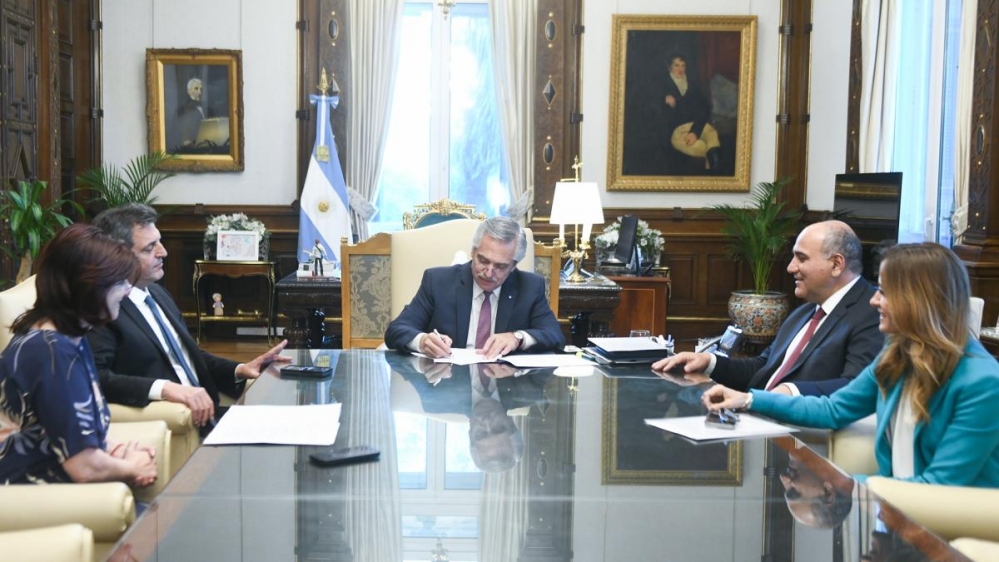 Fernández congeló los planes sociales