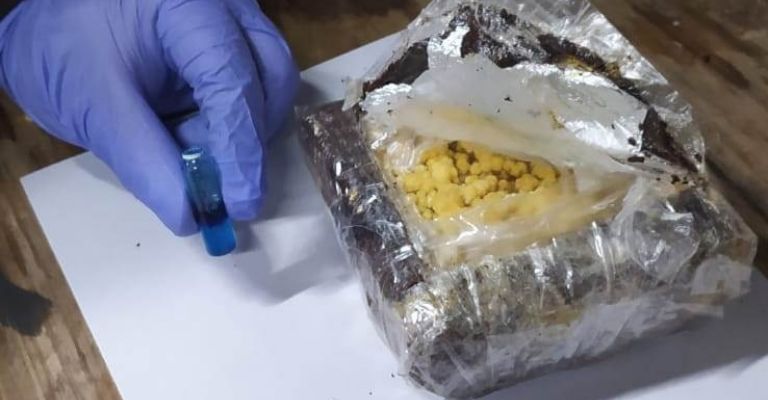 Viajaban con un niño y más de dos kilos de cocaína