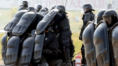 Policías salteños reprimieron a pedradas a vecinos