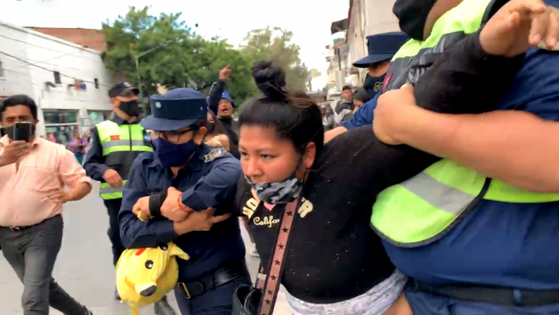 Denuncian que la policía escupió y pateó a una menor de edad