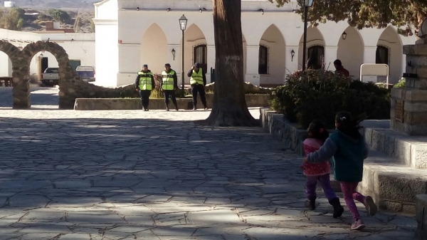 Censura y fuerte custodia policial por la visita de Macri a Cachi