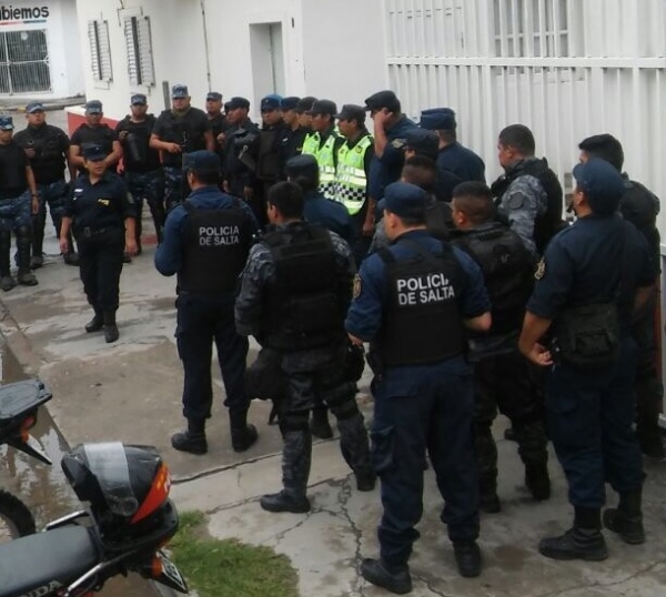 28 allanamientos en Orán para desbaratar una banda que se hace pasar por policía