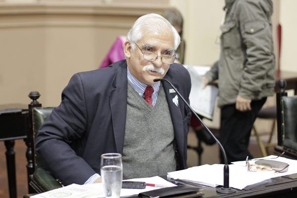 “Algunas personas que rodean al gobernador Sáenz, cuando escuchan hablar de control salen huyendo como Drácula ante el agua bendita”