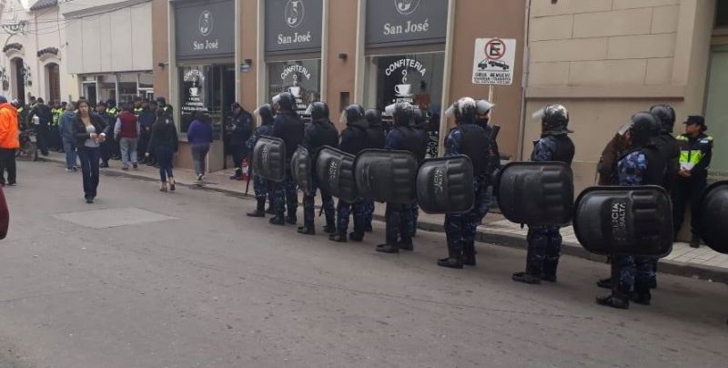 Intento de desalojo a los empleados de Vialidad que llevan 4 días de protesta