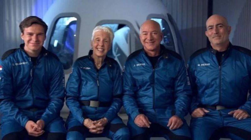 Jeff Bezos, el hombre más rico del mundo, encabezó hoy su sueño de vuelos espaciales para turistas