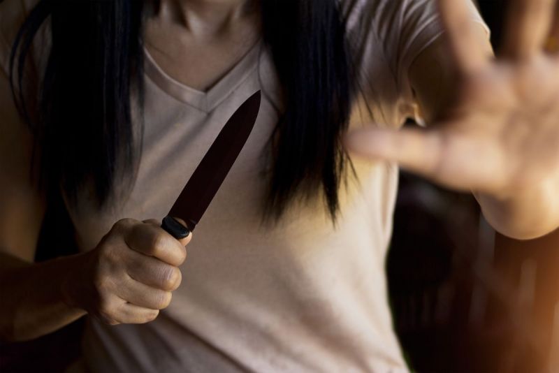 Una mujer apuñaló a un hombre por un vino